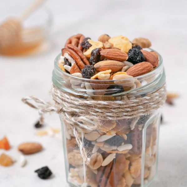 primer-plano-de-vidrio-con-nueces-organicas